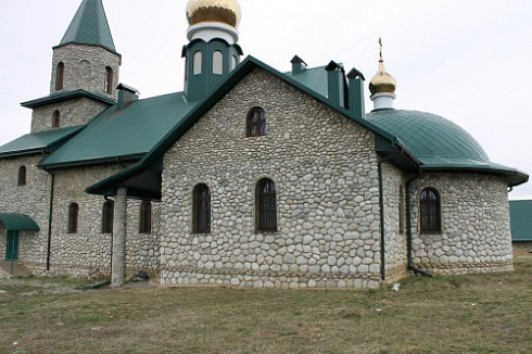 Kamenclub.ru: Галька речная плоская (бело-серая) фр. 100-200-300 мм. купить  в Нижнем Новгороде галька речная плоская серый, белый, бело-серый, серо-белый речная галька плоская  9000 руб/т   фото КАМЕНЬ КЛУБ