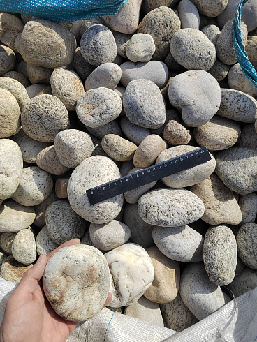 Kamenclub.ru: Галька речная окат (серо-белая) фр. 70-120 мм купить  в Нижнем Новгороде галька галечник бело-серая, серо-белая, серая, белая речная природная галька  8000 руб/т   фото КАМЕНЬ КЛУБ