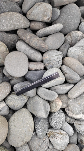Kamenclub.ru: Галька речная окат (темно-серая) фр. 70-150 мм. купить  в Нижнем Новгороде галька речная темно-серая, синяя, серая речная галька округлая  8000 руб/т   фото КАМЕНЬ КЛУБ